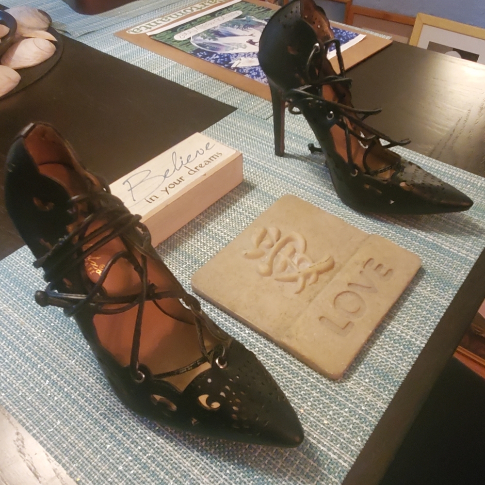 Black ⚫️ Cut out heels w red soles.